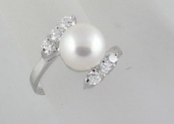 Prsten s bílou perlou