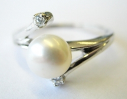 Prsten s bílou perlou