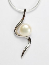 Přívěšek s bílou perlou