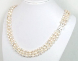 Třířadý náhrdelník z bílých perel 