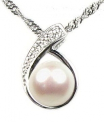 Přívěšek s bílou perlou