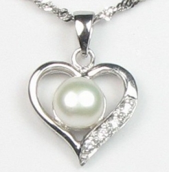 Přívěšek s bílou perlou "Srdce"